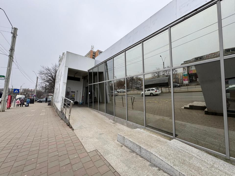 Inchiriere Spațiu Comercial Vitrat, 900 mp Tatarasi - Flux
